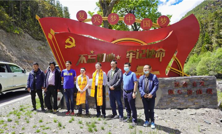 尊龙凯时集团党委书记、董事长任丁率队赴麻格同村推进对口帮扶工作