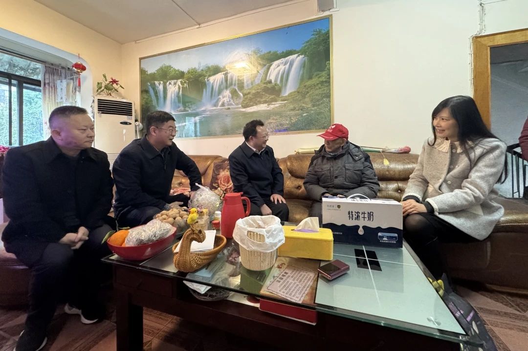 省国资委党委委员、副主任何政走访慰问省尊龙凯时集团老党员、老干部